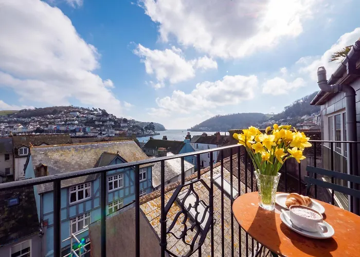 River View Apartment With Parking & Balcony